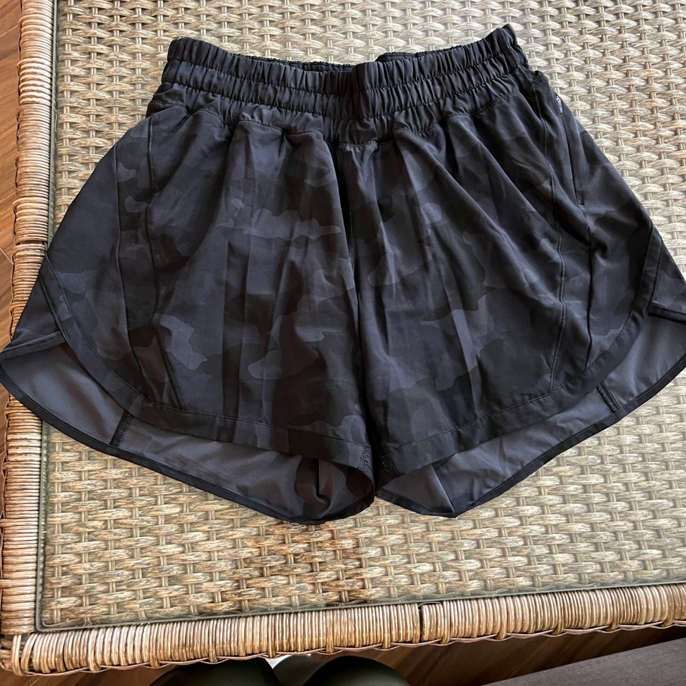 Lululemon Track That Mid-Rise Lined Short 5” SZ 6 Black Camo